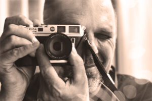 Fotograaf Gerard van der Sluijs met een Leica M6 Classic camera