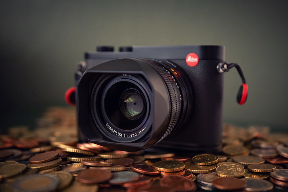Leica Q3 Camera op een stapel geld