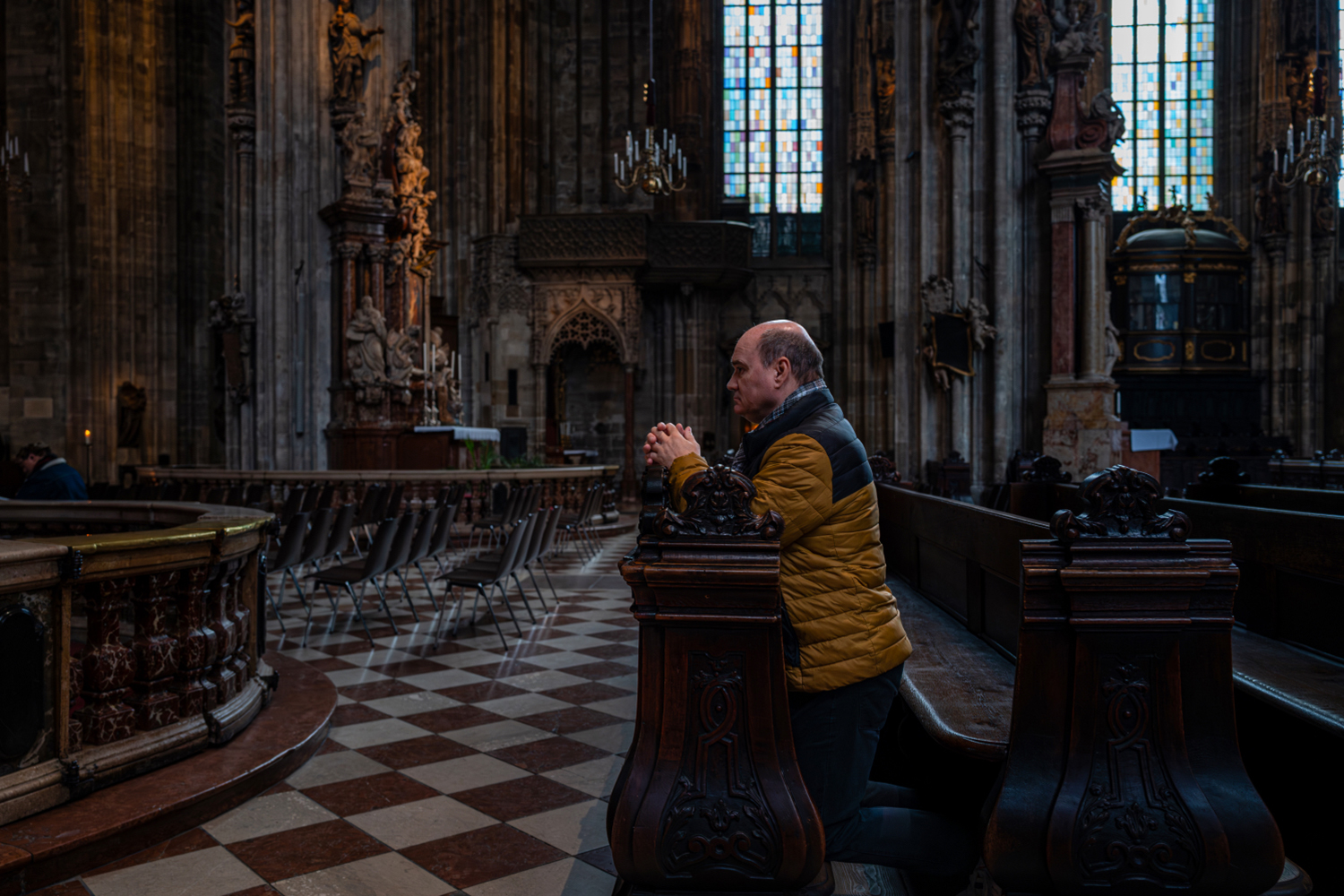 Man zit te bidden in de Stephansdom in Wenen
